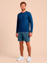 Laden Sie das Bild in den Galerie-Viewer, Model Front: Uv Line T-Shirt Longsleeve Uvpro Masc Cobalt Upf50+

