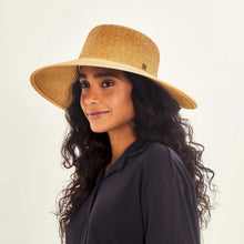 Laden Sie das Bild in den Galerie-Viewer, Image 02: Uv Line Chapeau Souple/Capeline Hat Santorini Imp Fem Wheat Upf50+
