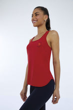 Laden Sie das Bild in den Galerie-Viewer, Model Front: Alto Giro Fitness Haut Regata Skin Fit Inspiracional Vermelho Haute Red
