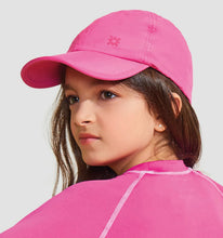Laden Sie das Bild in den Galerie-Viewer, Model Front: Uv Line Casquette Cap Teens Colors Inf Pink Upf50+
