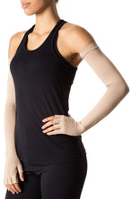 Charger l'image dans la galerie, Model Front: Uv Line Gants Extra Long Glove Chocolate Upf50+
