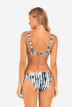 Laden Sie das Bild in den Galerie-Viewer, Model Back: Rio De Sol Bas Bottom Azule Essential-Comfy
