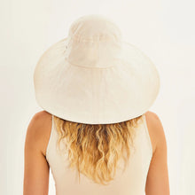 Laden Sie das Bild in den Galerie-Viewer, Model Back: Uv Line Chapeau Souple/Capeline Beverly Hills Areia Upf50+
