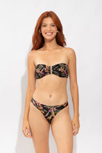Laden Sie das Bild in den Galerie-Viewer, Model Front: Rio De Sol Haut Top Flora Sara
