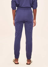 Laden Sie das Bild in den Galerie-Viewer, Model Back: Uv Line Pantalon De Plage Pants Fem Basic Navy Blue Upf50+
