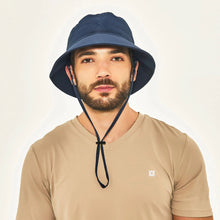 Laden Sie das Bild in den Galerie-Viewer, Model Front: Uv Line Bob Bucket Colors Marinho Upf50+
