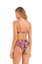 Carica l'immagine nel visualizzatore di Gallery, Model Back: Rio De Sol Ensemble Set Leaves Bandeau-Joy Hotpants
