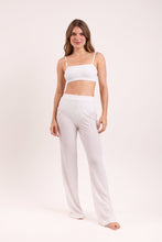 Laden Sie das Bild in den Galerie-Viewer, Model Front: Rio De Sol Pantalon De Plage Memphis-White Pants Lana
