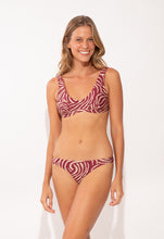 Laden Sie das Bild in den Galerie-Viewer, Model Front: Rio De Sol Haut Top Dune Hera
