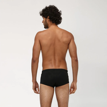 Laden Sie das Bild in den Galerie-Viewer, Model Back: Uv Line Sunga / Boxer Swim Trunks Masc Black Upf50+
