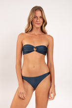 Laden Sie das Bild in den Galerie-Viewer, Model Front: Rio De Sol Bas Bottom Shimmer-Shark Leblon
