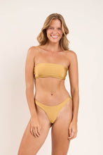 Laden Sie das Bild in den Galerie-Viewer, Model Front: Rio De Sol Bas Bottom Fluity-Dourado Essential
