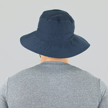 Laden Sie das Bild in den Galerie-Viewer, Model Back: Uv Line Bob Hat Australia Nac Masc Navy Blue Lead Upf50+
