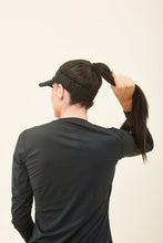 Laden Sie das Bild in den Galerie-Viewer, Model Back: Uv Line Visière Visor Elastic Preto Upf50+
