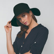 Carica l'immagine nel visualizzatore di Gallery, Model Front: Uv Line Chapeau Souple/Capeline Hat Santorini Imp Fem Black Upf50+

