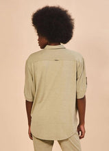 Laden Sie das Bild in den Galerie-Viewer, Model Back: Uv Line Chemise Shirt Copa Sand Upf50+
