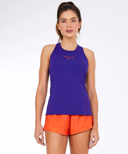 Charger l'image dans la galerie, Model Front: Alto Giro Fitness Haut Regata Skin Fit Costas Nadador Roxo Eletric
