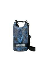 Carica l'immagine nel visualizzatore di Gallery, Model Front: Feelfree Sac De Plage Dry Tube 1,5L Tropical Mid Night Blue
