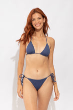 Laden Sie das Bild in den Galerie-Viewer, Model Front: Rio De Sol Bas Bottom Carmel-Blue Cheeky-Micro
