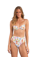 Carica l'immagine nel visualizzatore di Gallery, Model Front: Rio De Sol Ensemble Set Countryside Kyra Hotpants
