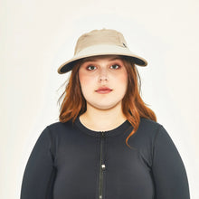 Laden Sie das Bild in den Galerie-Viewer, Model Front: Uv Line Casquette Visor Capri Colors Nac Fem Sand Black Upf50+
