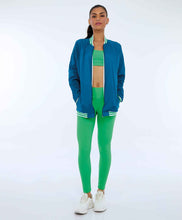 Charger l'image dans la galerie, Model Front: Alto Giro Fitness Haut Jaqueta Aerofit Bomber Com Punhos Verde Deep Lagon

