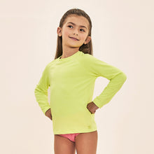Carica l'immagine nel visualizzatore di Gallery, Model Front: Uv Line T-Shirt Acqua Qr Code Amarelo Fluor Upf50+
