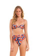 Carica l'immagine nel visualizzatore di Gallery, Model Front: Rio De Sol Ensemble Set Leaves Bandeau-Joy Hotpants
