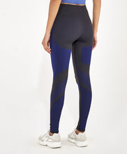 Charger l'image dans la galerie, Model Back: Alto Giro Fitness Bas Legging Sem Costura Emana Bicolor Preto

