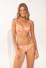 Laden Sie das Bild in den Galerie-Viewer, Model Front: Rio De Sol Haut Top Ditsy-Butter Juliette
