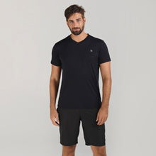Laden Sie das Bild in den Galerie-Viewer, Model Front: Uv Line Fitness Haut Sport Fit Mas Preto Upf50+
