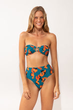 Laden Sie das Bild in den Galerie-Viewer, Model Front: Rio De Sol Bas Bottom Luma Hotpants
