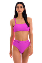 Laden Sie das Bild in den Galerie-Viewer, Model Front: Rio De Sol Bas Bottom St-Tpz-Pink Hotpant-High
