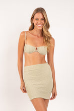 Laden Sie das Bild in den Galerie-Viewer, Model Front: Rio De Sol Jupe De Page Brisa-Pistache Rubi Skirt
