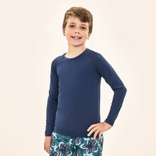 Carica l'immagine nel visualizzatore di Gallery, Model Front: Uv Line T-Shirt Acqua Qr Code Marinho Upf50+
