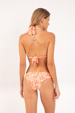 Laden Sie das Bild in den Galerie-Viewer, Model Back: Rio De Sol Bas Bottom Ditsy-Butter Mel
