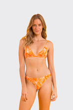 Laden Sie das Bild in den Galerie-Viewer, Model Front: Rio De Sol Bas Bottom Trail-Orange Essential

