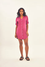 Laden Sie das Bild in den Galerie-Viewer, Model Front: Uv Line Chemise Shirtdress Copenhagen Fem Fucsia Upf50+
