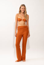 Carica l'immagine nel visualizzatore di Gallery, Model Front: Rio De Sol Pantalon De Plage Ferrugo Murana Pants

