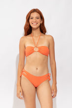 Laden Sie das Bild in den Galerie-Viewer, Model Front: Rio De Sol Haut Top Tribu-Flow Tayra
