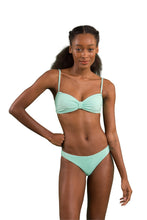 Laden Sie das Bild in den Galerie-Viewer, Model Front: Rio De Sol Haut Top Malibu-Menta Bandeau-Duo
