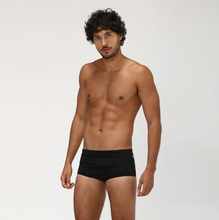 Laden Sie das Bild in den Galerie-Viewer, Model Front: Uv Line Sunga / Boxer Swim Trunks Masc Black Upf50+
