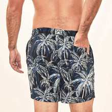 Laden Sie das Bild in den Galerie-Viewer, Model Back: Uv Line Short De Bain Short Acqua Coqueiros Marinho Upf50+
