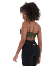 Laden Sie das Bild in den Galerie-Viewer, Model Back: Alto Giro Fitness Haut Top Sem Costura Essential Verde Kalamata

