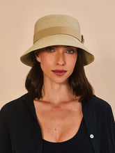 Laden Sie das Bild in den Galerie-Viewer, Model Front: Uv Line Bob Cap-Ferrat Linho Upf50+
