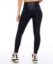 Laden Sie das Bild in den Galerie-Viewer, Model Back: Alto Giro Fitness Bas Legging Couro Com Recorte Rebatidos Preto
