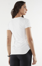 Laden Sie das Bild in den Galerie-Viewer, Model Back: Alto Giro Fitness Haut T-Shirt Skin Fit Alongada Gola V Branco
