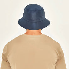Laden Sie das Bild in den Galerie-Viewer, Model Back: Uv Line Bob Bucket Colors Marinho Upf50+
