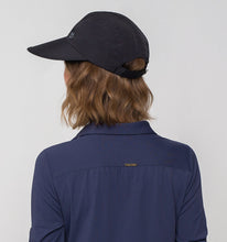 Charger l'image dans la galerie, Model Back: Uv Line Casquette Visor Capri Colors Nac Fem Black Upf50+
