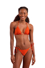 Laden Sie das Bild in den Galerie-Viewer, Model Front: Rio De Sol Bas Bottom Shimmer-Paprica Cheeky-Tie
